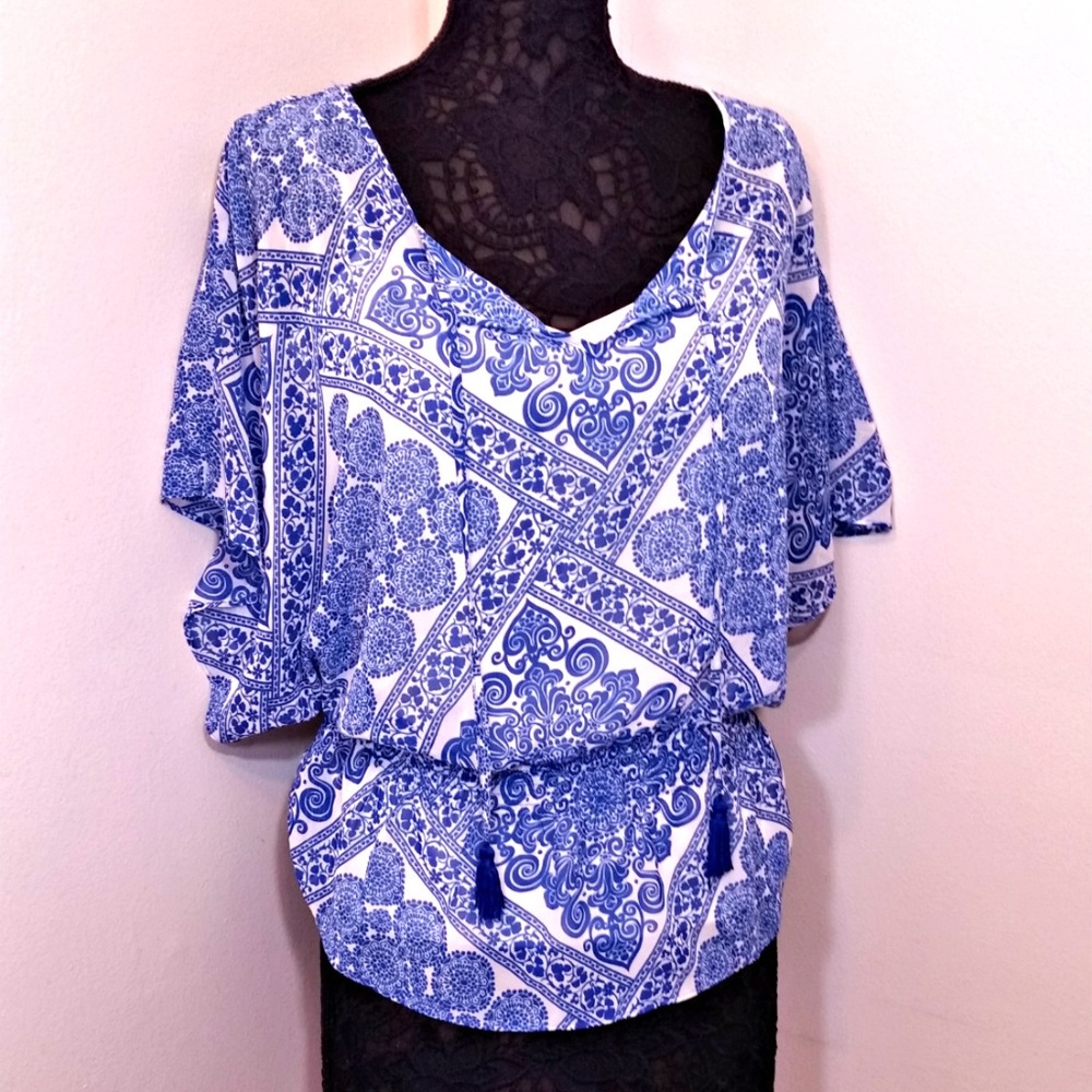 <3 ELLE Blue White Floral Flowy Womens Size M